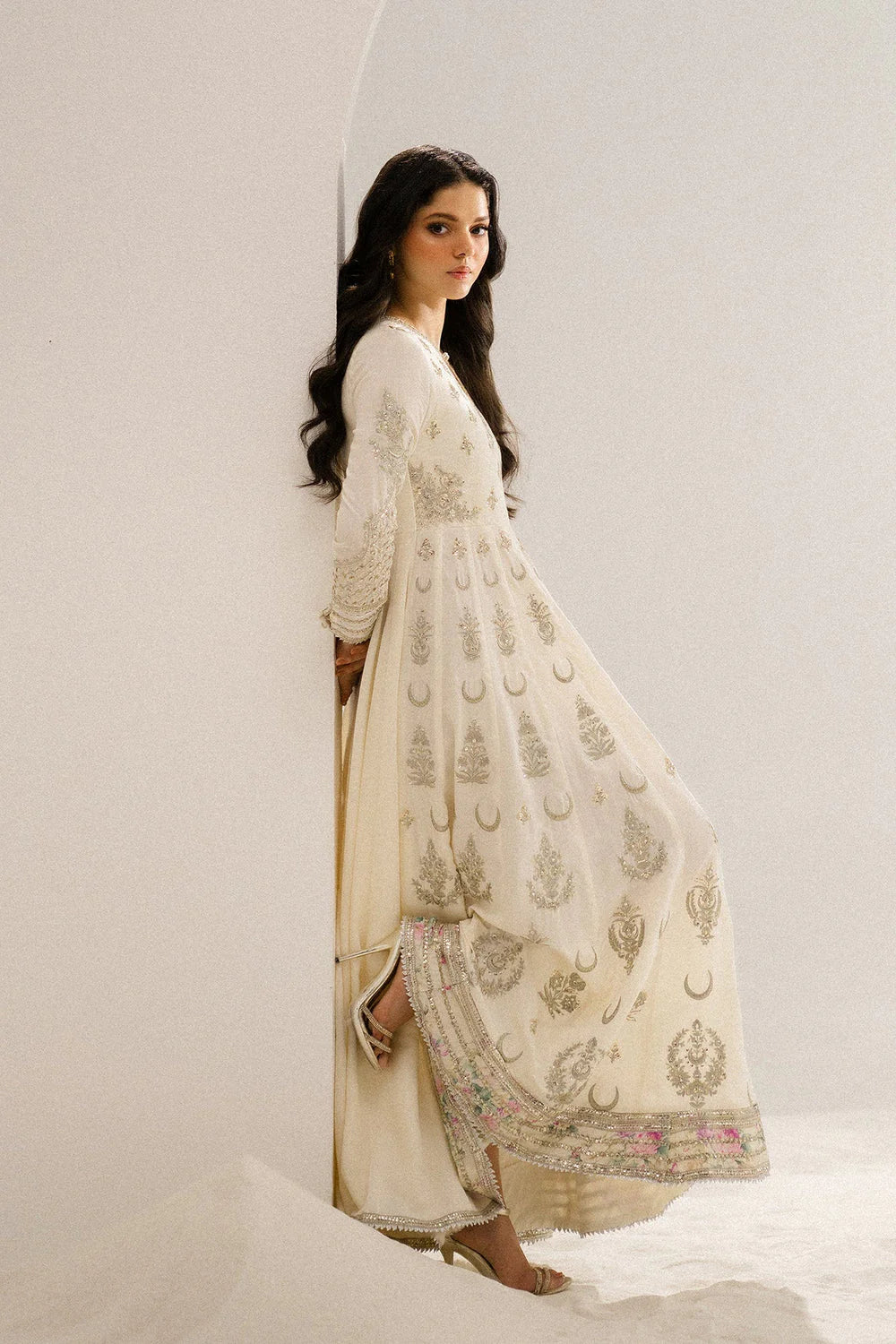 EMBROIDERED OFFWHITE PISHWAS
